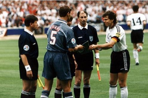 Immer wieder Wembley! Diesmal im EM-Halbfinale 1996. Die Kapitäne Andreas Möller (rechts) und Tony Adams bei der Begrüßung. Das Spiel bietet Hochspannung.