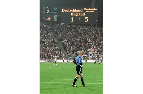 ... im September 2001 erlebt Kahn mit der DFB-Elf das katastrophale 1:5-Debakel im Müchener Olympiastadion. Grund zur Freude ...