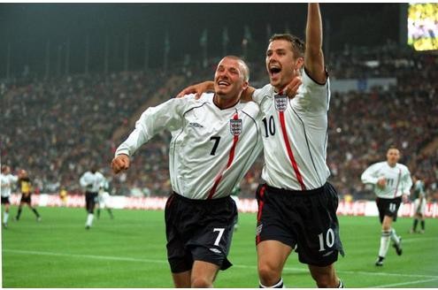 Hier feiern David Beckham (links) und Michael Owen.