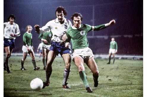 Franz Beckenbauer (rechts) geht in den Zweikampf. 1975 unterliegt Deutschland den Engländern im Freundschaftsspiel 0:2.