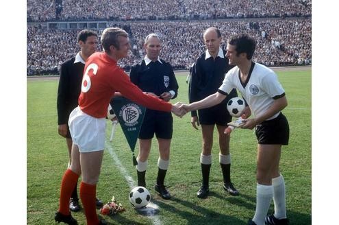 1968, Freundschaftsspiel im Niedersachsenstadion in Hannover: Wolfgang Overath (rechts) und Bobby Moore beim Shakehands vor dem Anpfiff. Franz Beckenbauer trifft - Deutschland schlägt den Rivalen 1:0.