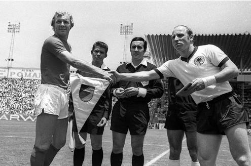 Bei der WM 1970 in Mexiko stehen sich die Teams im Viertelfinale gegenüber. Uwe Seeler (rechts) und Bobby Moore dürfen wieder Wimpel tauschen. Die Briten führen schon 2:0, ehe Franz Beckenbauer, Uwe Seeler und Gerd Müller die Partie drehen und für den 3:2-Sieg (n.V.) sorgen.