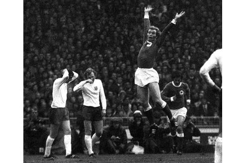 Erneut im Viertelfinale spielen die Rivalen bei der EM 1972 gegeneinander. Hier jubelt Uli Hoeneß nach seinem Treffer zur 1:0-Führung. Das Duell endet ...