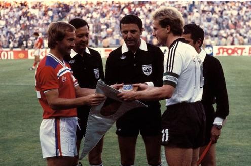 Ernst wird es es wieder bei der WM 1982 in Spanien. Vor der Partie der 2. Finalrunde begrüßen sich Karl-Heinz Rummenigge und Mick Mills.