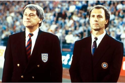 Niederlage im Juni 1985: Die DFB-Elf von Teamchef Franz Beckenbauer (re.) verliert gegen die Three Lions von Trainer Bobby Robson in Mexiko-City 0:3.