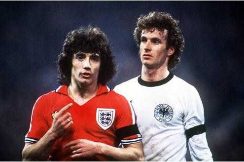 Beim Testspiel 1978 im Münchner Olympiastadion hat Deutschland dann wieder mit 2:1 die Nase vorn. Kapitän ist Rainer Bonhof (rechts), hier mit Englands Kevin Keegan.