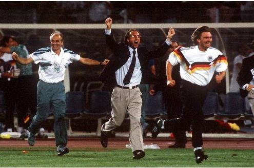 Franz Beckenbauer (Mitte), Paul Steiner (rechts) und Mannschaftsarzt Prof. Heinz Liesen stürmen das Spielfeld. Die DFB-Elf ist ins Finale eingezogen, feiert später in Rom den dritten WM-Titel.