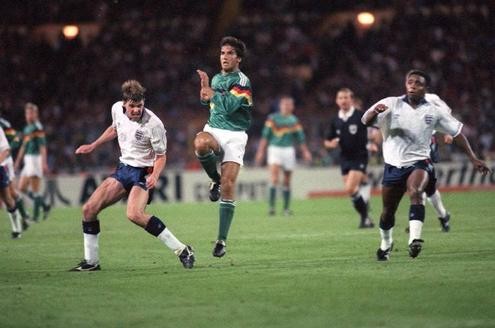 Wembley, 1991: Karl-Heinz Riedle (Mitte) findet die Lücke zwischen Gary Pallister (links) und Paul Parker. Durch Riedles Treffer siegt die DFB-Elf 1:0.
