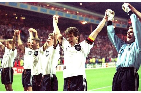 ... die Spieler lassen sich im Wembley-Stadion von den Fans feiern. Hier holt das DFB-Team auch vier Tage später, am 30. Juni 1996, mit dem 2:1-Sieg nach Verlängerung gegen Tschechien den dritten EM-Titel.