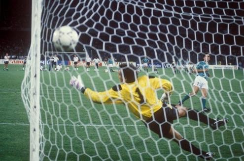 Dramatik pur bietet das WM-Halbfinale 1990 in Italien. Aber das Elfmeterschießen ist bekanntlich nicht die Sache der Engländer. Hier streckt sich Torwart Peter Shilton vergeblich nach dem Elfer von Karl-Heinz Riedle - 4:4! Danach ...