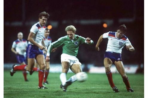 Beim Testspiel im Oktober 1982 in London hat Karl-Heinz Rummenigge (Mitte) mit seinem Team die Nase vorn. Deutschland besiegt England 2:1.