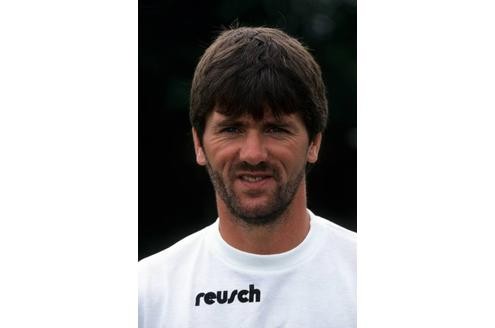 Funkel stieg mit dem Klub zwar 1991, 1993 und 1996 ab, schaffte aber auch zweimal den sofortigen Wiederaufstieg (1992, 1994). Doch nach dem Abstieg 1996 wechselte er zum ...