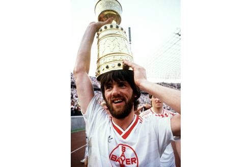 Friedhelm Funkel begann seine Karriere beim Krefelder Verein Bayer Uerdingen, der heute KFC Uerdingen heißt. Hier feierte Funkel, der von 1980 bis 1983 für den FC Kaiserslautern die Schuhe schnürte, 1985 mit dem Gewinn des DFB-Pokals seinen größten Erfolg als Spieler.