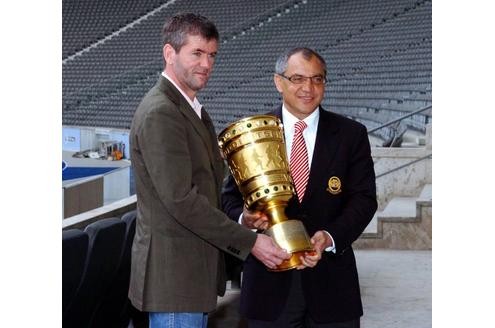 ... ins Finale des DFB-Pokals ein. Hier unterlag die Eintracht allerdings gegen Bayern München und Felix Magath 0:1. Die Zeit in Frankfurt war für Funkel zum Ende der Saison 2008/2009 vorüber, als Kritik an seiner Arbeit geleistet wurde. Funkel bat um die Auflösung des Vertrags.