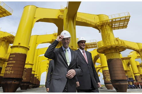 Im Juli 2010 besuchen Röttgen und der niedersächsische Ministerpräsident David McAllister (CDU) die Firma Cuxhaven Steel Construction (CSC), die Fundamente für den Offshore-Windpark Bard 1 in der Nordsee herstellt.
