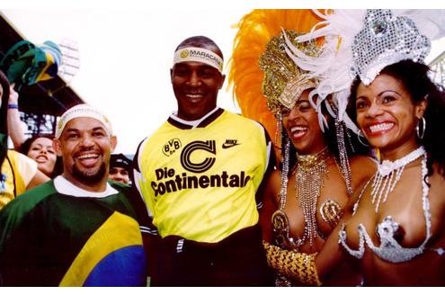 Cesar hatte ein traumhaftes Stellungsspiel und spielte Pässe, von denen BVB-Fans heute noch schwärmen. Zudem brachte Cesar (2.v.l.) mit verführerischen Samba-Tänzerinnen Flair aus der Heimat auf die Meisterschaftsfeier 1996.