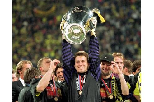 Er feierte zwei Meisterschaften und den Sieg in der Champions League mit der Borussia. 1999 wechselte er nach internen Querelen zu den Glasgow Rangers.