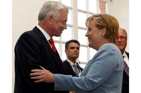 Der hessische Ministerpräsident Roland Koch (CDU) ist am Montag feierlich aus seinem Amt verabschiedet worden. Zu diesem Ehrentage reiste nicht nur Angela Merkel an,...