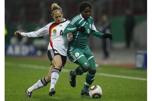 Länderspiel Deutschland gegen Nigeria in Leverkusen, Endstand 8:0. Babett Peter im Zweikampf.