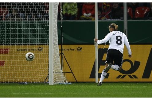 Länderspiel Deutschland gegen Nigeria in Leverkusen, Endstand 8:0. Inka Grings traf in der 5. Minute zur frühen Führung für die DFB-Frauen.