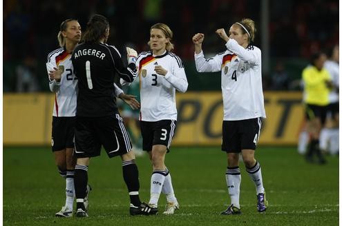Länderspiel Deutschland gegen Nigeria in Leverkusen, Endstand 8:0. Lena Gössling, Nadine Angerer, Saskia Bartusiak und Babett Peter (v.l.) beim Torjubel.