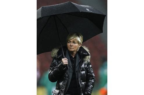 Länderspiel Deutschland gegen Nigeria in Leverkusen, Endstand 8:0. Bundestrainerin Silvia Neid stand an diesem Abend zumindest sportlich betrachtet nicht im Regen.