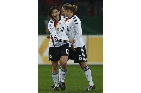 Länderspiel Deutschland gegen Nigeria in Leverkusen, Endstand 8:0. Ariane Hingst und Inka Grings (r.) freuen sich über ein Tor.