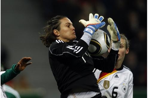 Länderspiel Deutschland gegen Nigeria in Leverkusen, Endstand 8:0. Nadine Angerer sichert den Ball.