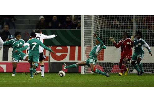 Länderspiel Deutschland gegen Nigeria in Leverkusen, Endstand 8:0. Birgit Prinz befördert den Ball ins Netz.