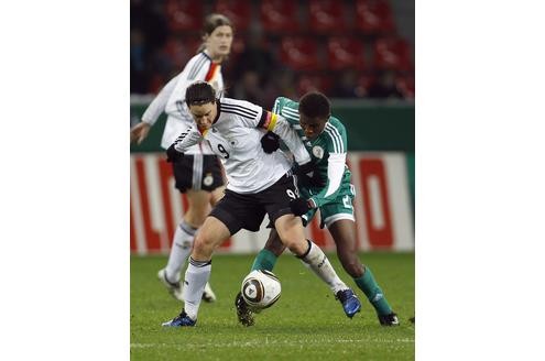 Länderspiel Deutschland gegen Nigeria in Leverkusen, Endstand 8:0. Birgit Prinz kämpft um den Ball.