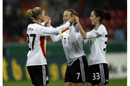 Länderspiel Deutschland gegen Nigeria in Leverkusen, Endstand 8:0. Alexandra Popp, Melanie Behringer und Verena Faisst (v.l.) bejubeln ein Tor.