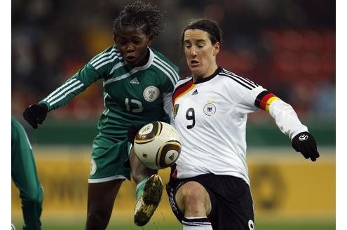 Länderspiel Deutschland gegen Nigeria in Leverkusen, Endstand 8:0. Birgit Prinz im Zweikampf.