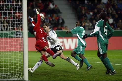 Länderspiel Deutschland gegen Nigeria in Leverkusen, Endstand 8:0. Kerstin Garefrekes netzt ein.