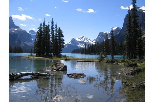 Leserkalender 2011 Gewinner Motive August 2011: Eine Oase der Stille: Die Großartigkeit der Natur spiegelt sich im Maligne Lake im Jasper National Park inmitten der kanadischen Rocky Mountains wider. Foto: Marga Jäkel