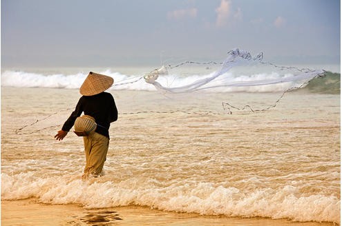 Leserkalender 2011 Gewinner Motive Mai: Ins Netz gegangen: Das Fischen in der Brandung hat auf Bali eine lange Tradition. Die größte Einnahmequelle der indonesischen Insel ist aber längst der Tourismus. Foto: Conny Müller