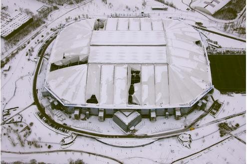 Der Schnee hat dem Dach der Arena auf Schalke arg zugesetzt: Aus der Luft sieht man die Ausmaße der Schäden.