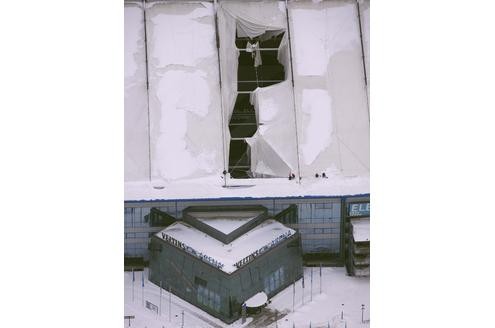 Der Schnee hat dem Dach der Arena auf Schalke arg zugesetzt: Aus der Luft sieht man die Ausmaße der Schäden.