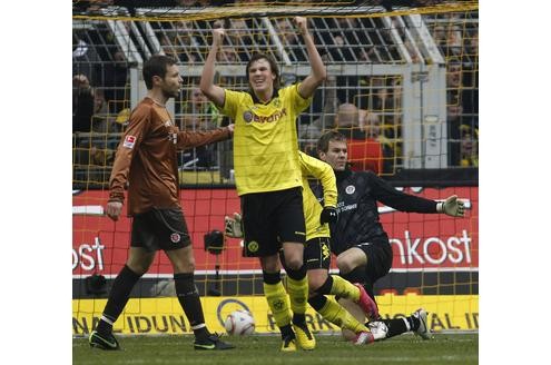... die Chance zum 1:0, scheiterte aber ebenso wie in den Minuten 22 und 29 an Kessler. Note: 2