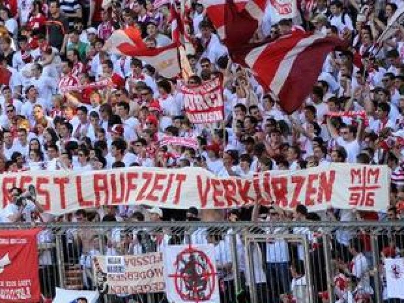 Lokalrivalität in allen Ehren: Die Münchener Anhänger gingen am Samstag mit ihren Forderungen einen Schritt zu weit, als sie den Rückzug von Uli Hoeneß forderten.