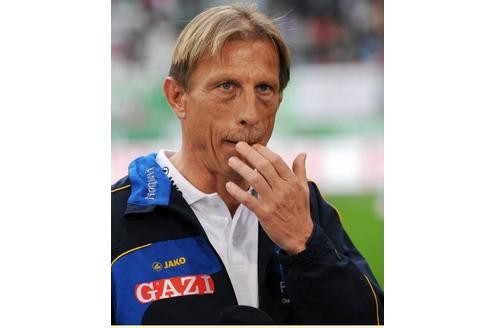 ... so dass auf Eintracht-Trainer Christoph Daum noch eine Menge Arbeit wartet. Nur über heiße Kohlen zu laufen, dürfte hierfür nicht reichen.