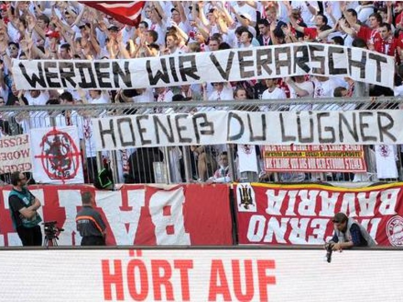 Die Schmähungen dürften den Präsidenten und das Herz des FC Bayern Uli Hoeneß ins Mark getroffen haben. Seit mehr als 40 Jahren engagiert er sich in seinem Stammklub. Auf Konftrontationskurs mit den Fans war er jedoch schon einmal gegangen: Ihr mit eurer scheiss Stimmung...