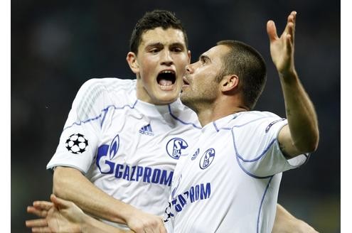 Schalke gewann 5:2 in Mailand und steht so gut wie sicher im Halbfinale der Champions League.