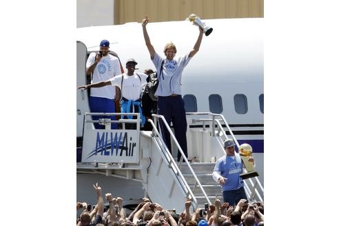 Die Dallas Mavericks und Dirk Nowitzki sind nach ihrem Titelgewinn in Texas gefeiert worden.