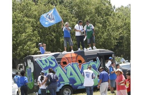 Die Dallas Mavericks und Dirk Nowitzki sind nach ihrem Titelgewinn in Texas gefeiert worden.