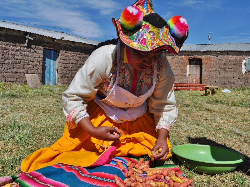 Sonia Mamani lebt mit ihrer Familie am Rand des Titicacasees wie vor 100 Jahren.