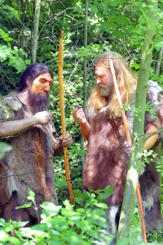 Homo sapiens sapiens (re.) und Homo sapiens neanderthalensis.