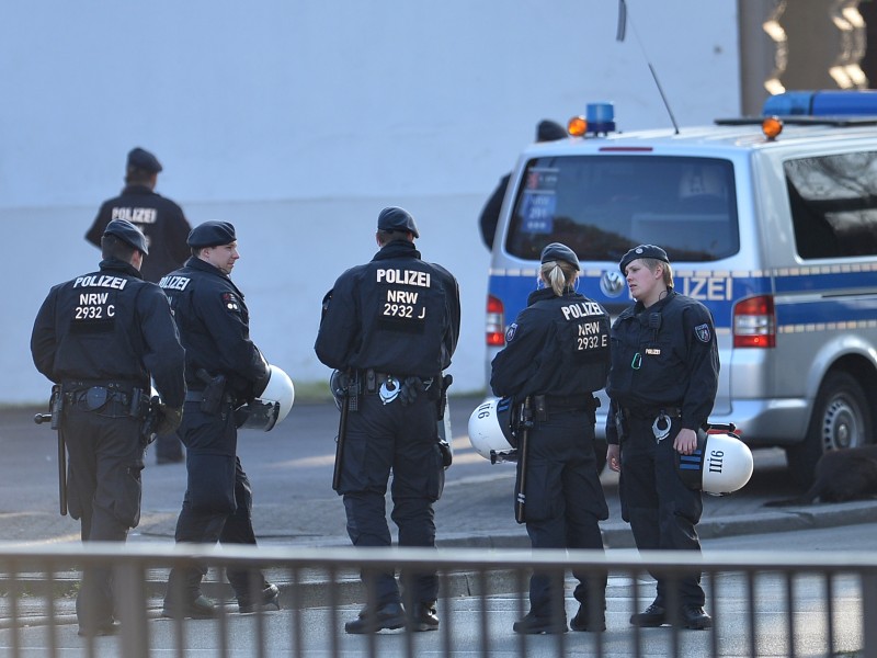 Großes Polizeiaufgebot. Zahlreiche Beamte von Polizei und Bundespolizei sicherten die Anreise der Fans.