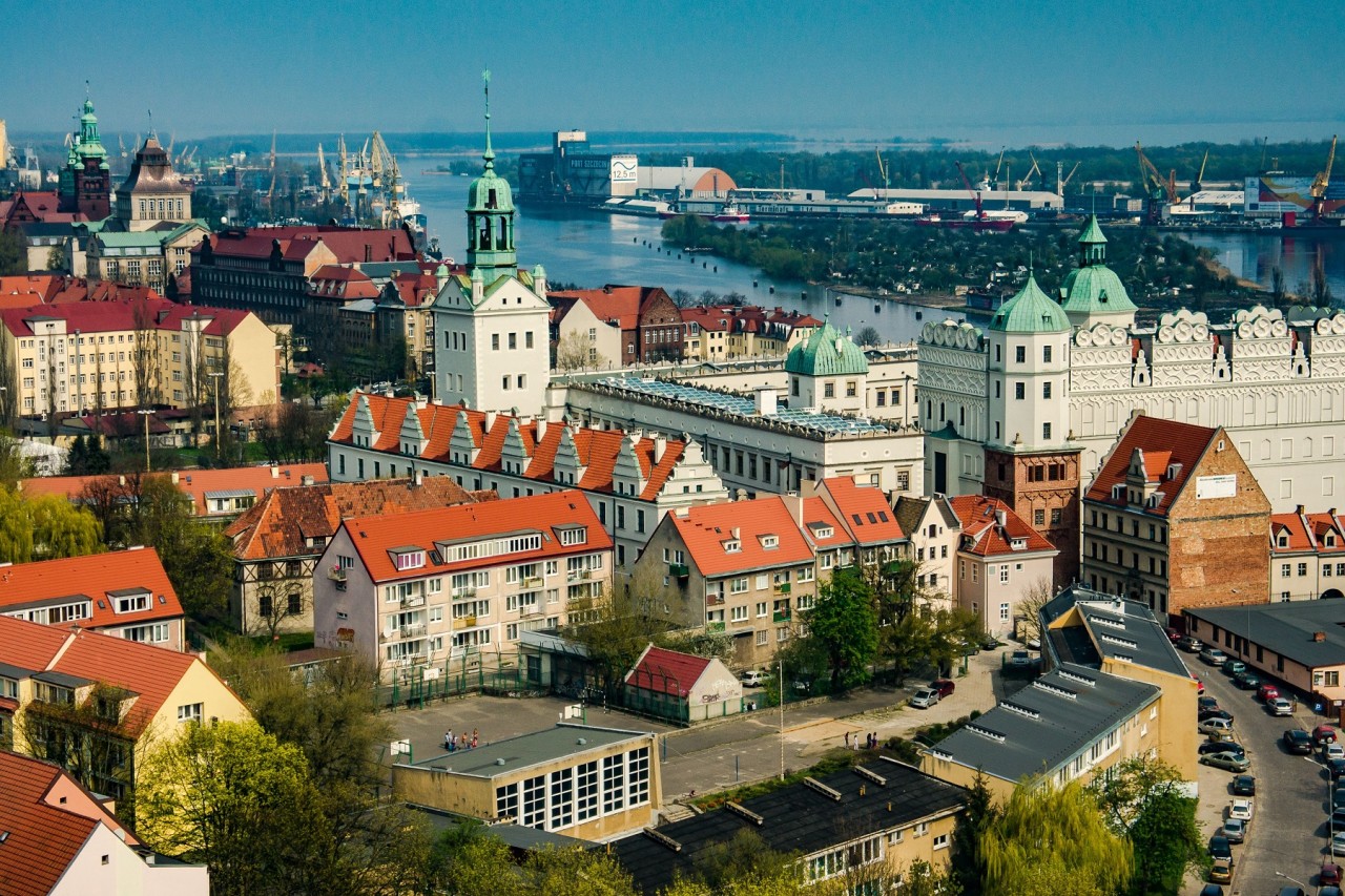 Von der Aussichtsterrasse der Jakobskathedrale hat man einen atemberaubenden Blick auf das Panorama der Stadt und den Hafen. 