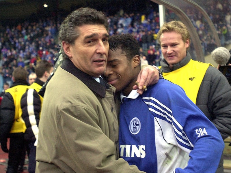 Platz 9: Der Belgier Emile Mpenza war im Jahr 2000 die teuerste Verpflichtung des FC Schalke überhaupt. Für den damals 21-Jährigen zahlte Königsblau satte 8,5 Millionen Euro (damals: 17 Millionen Mark). 