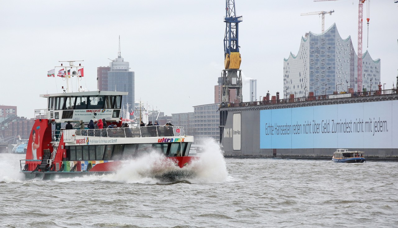 Ebenso gut können sich die Politiker aber auch kleine Fähren vorstellen. In Hamburg (Foto) sind diese Fähren Teil des normalen ÖPNV-Systems.